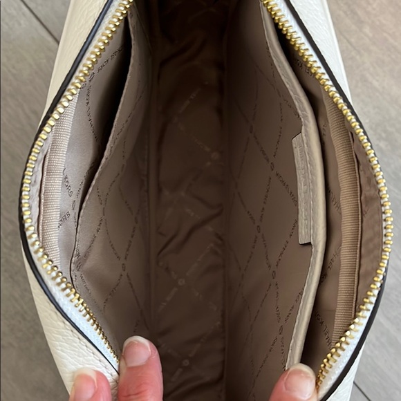 Michael Kors NWOT White Fultan Large Pebbled Leather Crossbody Bag Gold Accent - Picture 8 of 14